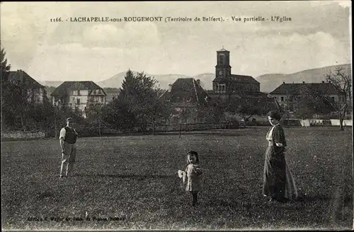 Ak Lachapelle sous Rougemont Territoire de Belfort, Vue partielle, L'Eglise, jeune fille, parents