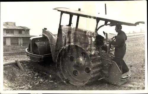 Foto Ak Mann auf einem Traktor mit Walze