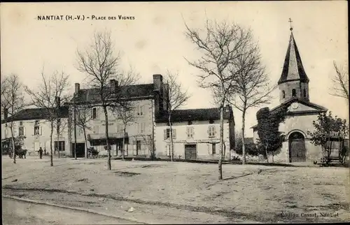 Ak Nantiat Haute Vienne, Place des Vignes, Kirche, Geschäfte