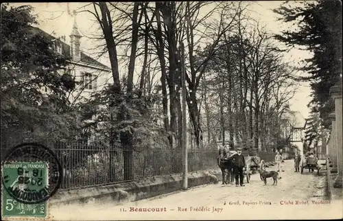 Ak Beaucourt Territoire de Belfort, Rue Frédéric Japy, carrefour, chien