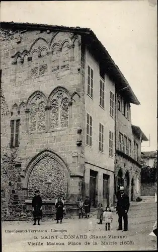 Ak Saint Leonard Haute Vienne, Vieille Maison, Place de la Marie