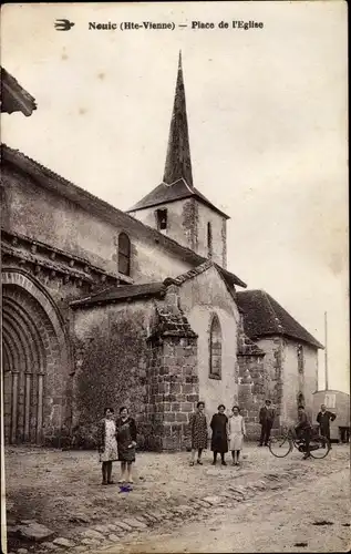 Ak Nouic Haute Vienne, Place de l'Eglise, Kirche, Radfahrer