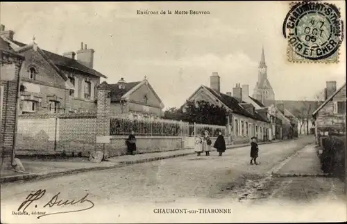 Ak Chaumont sur Tharonne Loir et Cher, une rue, maisons, eglise