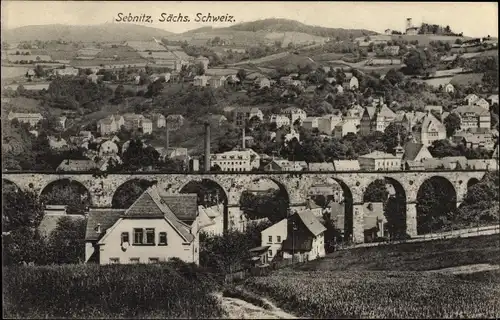 Ak Sebnitz in Sachsen, Blick auf den Ort mit Umgebung