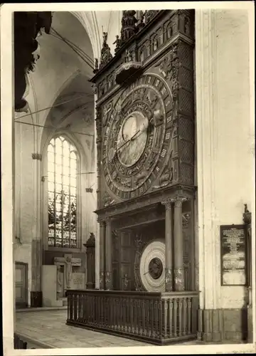 Ak Rostock in Mecklenburg Vorpommern, Blick in die Marienkirche, Astronomische Uhr