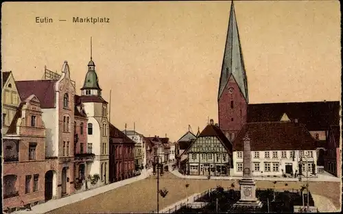 Ak Eutin in Ostholstein, Partie am Marktplatz mit Blick zur Kirche, Kriegerdenkmal
