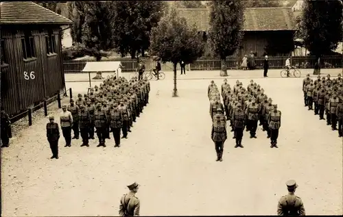 Foto Ak Schweizer Soldaten stehen still auf einem Platz