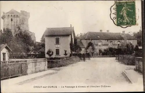 Ak Crouy sur Ourcq Seine-et-Marne, Le Passage à niveau et l'Ancien Chateau