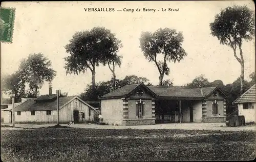 Ak Versailles Yvelines, Camp de Satory, Le Stand, bâtiments, arbres