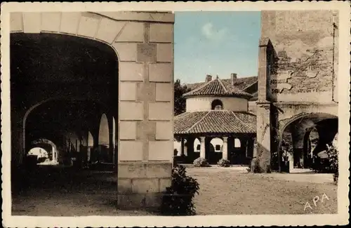 Ak Auvillars Tarn et Garonne, Le Cornieres et la Halle aux grains