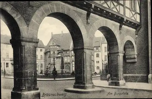 Ak Braunschweig in Niedersachsen, Partie am Burgplatz, Torbögen, Löwendenkmal