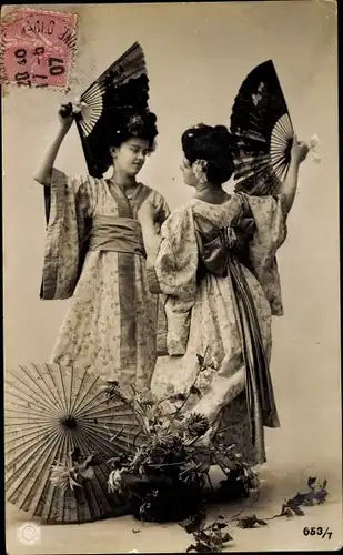 Ak Damen in japanischer Tracht, Portrait, NPG 653/7, Kimonos, Fächer, Schirm, Blumen