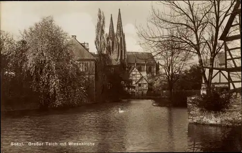 Ak Soest in Nordrhein Westfalen, Großer Teich mit Wiesekirche, Kirche, Schwan