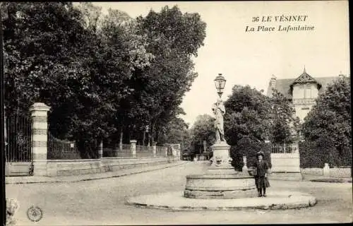 Ak Le Vésinet Yvelines, La Place Lafontaine, femme avec panier, réverbère, statue