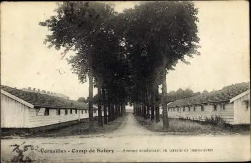 Ak Versailles Yvelines, Camp de Satory, Avenue conduisant au terrain de manoeuvres, baraques
