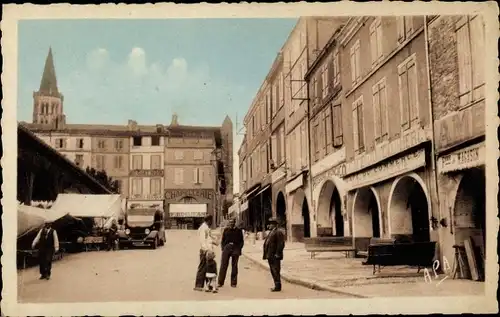 Ak Beaumont de Lomagne Tarn et Garonne, Place du Marché, Les Arcades, voiture