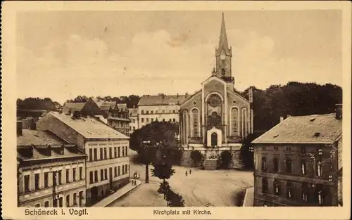 Ak Schöneck im Vogtland Sachsen, Blick auf den Kirchplatz und die Kirche, Wohnhäuser