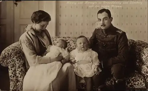 Ak Herzog Ernst August von Braunschweig und Herzogin Viktoria Luise mit den beiden Prinzen