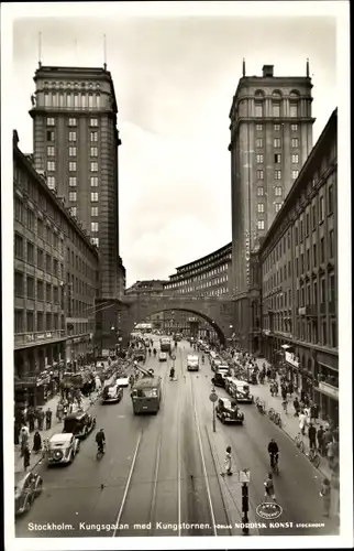 Ak Stockholm Schweden, Kungsgatan med Kungstornen, Straßenpartie, Autos, Straßenbahn