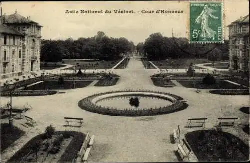 Ak Le Vésinet Yvelines, Asile National, Cour d'Honneur, vue générale, tapis vert, bassin