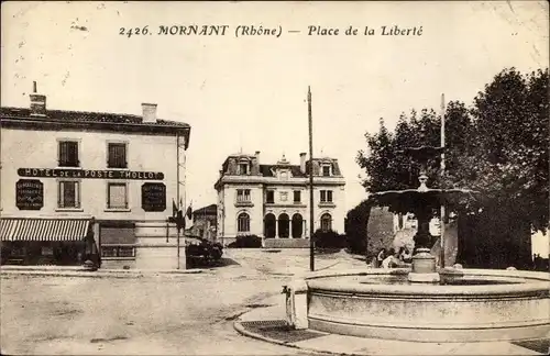 Ak Mornant Rhône, Place de la Liberté, Brunnen, Hotel de la Poste, Thollot