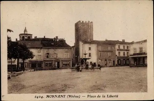 Ak Mornant Rhône, Place de la Liberté, Brunnen, Geschäfte