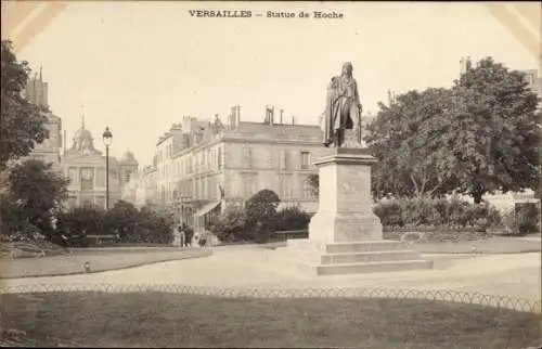 Ak Versailles Yvelines ,Statue de Hoche, vue de face, parc