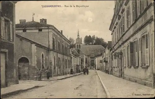 Ak Vaucouleurs Meuse, Rue de la Republique, eglise