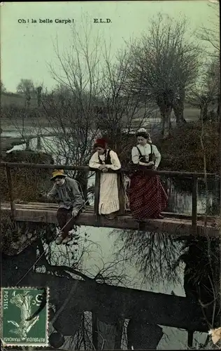Ak Mann beim Angeln auf einem Steg, zwei Frauen in Tracht