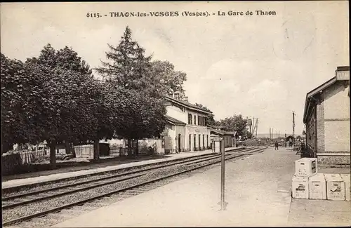 Ak Thaon les Vosges Vosges, La Gare, peron