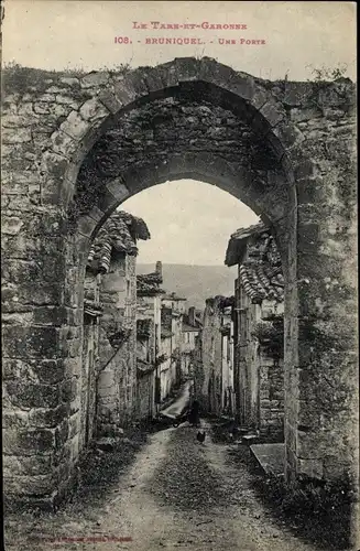 Ak Bruniquel Tarn et Garonne, une porte, une rue