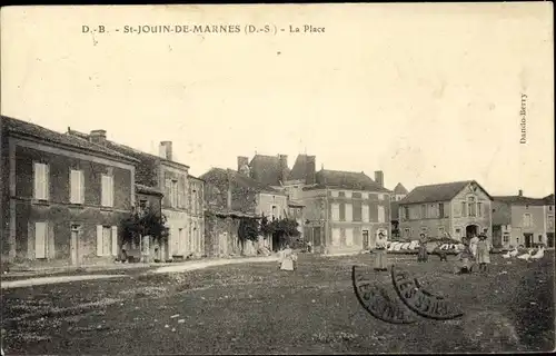 Ak Saint Jouin de Marnes, La Place, maisons, Gänse
