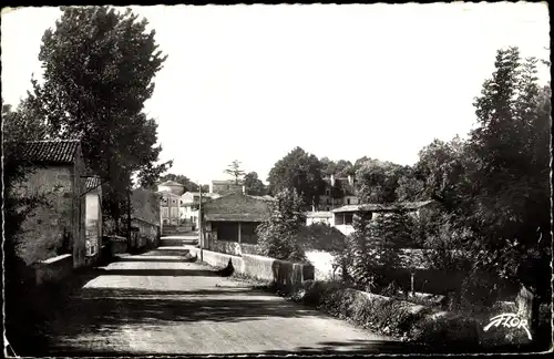 Ak Saint Gelais Deux Sèvres, Entree du Bourg, Route