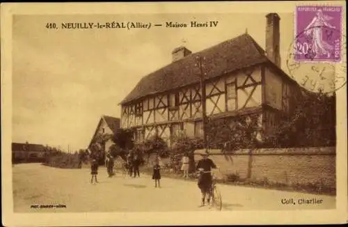 Ak Neuilly le Réal Allier, Maison Henri IV, velos