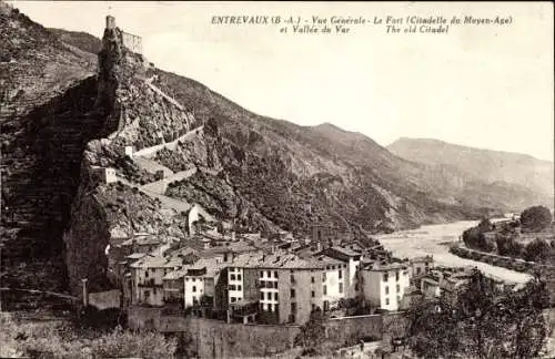 Ak Entrevaux Alpes de Haute Provence, Vue Generale, Le Fort, Vallee du Var