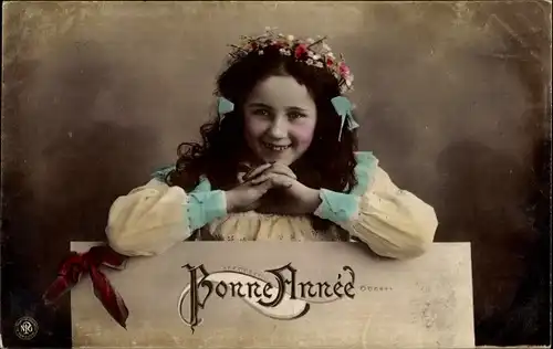 Ak Mädchen mit Blumenkranz im Haar, Portrait