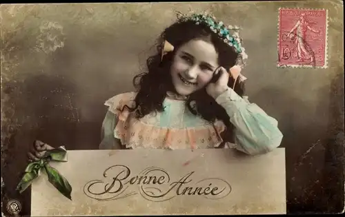 Ak Mädchen mit Blumenkranz im Haar, Portrait