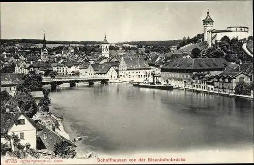 Ak Schaffhausen Stadt Schweiz, Blick von der Eisenbahnbrücke auf die Stadt