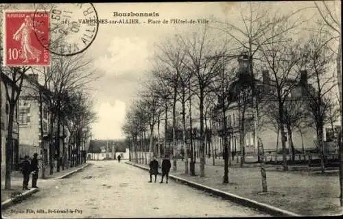 Ak Varennes sur Allier Allier, Place de l'Hotel de Ville