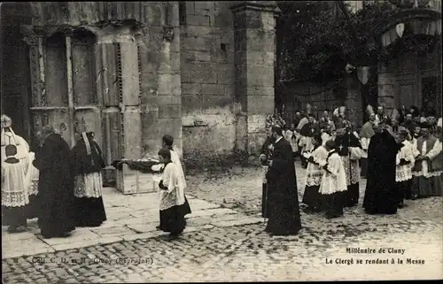 Ak Cluny Saône et Loire, Le Clergese rendant a la Messe