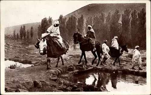 Ak Scenes et Types, En route pour le souk, Araber auf dem Weg zum Markt, Pferde, Maghreb