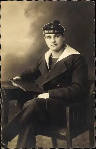 Foto Ak Französischer Matrose in Uniform, Sitzportrait, Mützenband Depot des Equipages