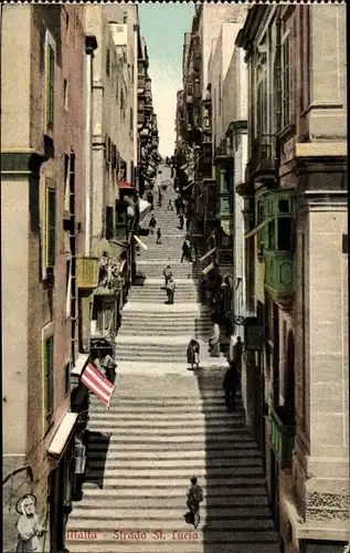 Ak Malta, Strada St. Lucia, Straßenpartie, Treppe, Geschäfte, Passanten