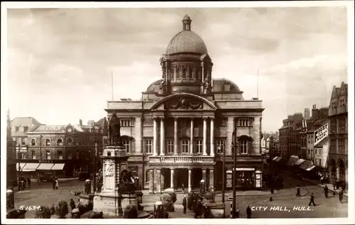 Ak Kingston upon Hull East Riding of Yorkshire England, City Hall, Queen Victoria Monument, Willis's