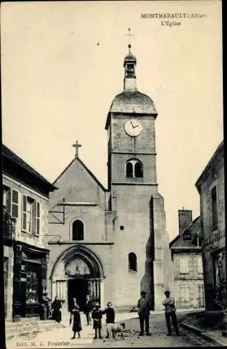 Ak Montmarault Allier, Eglise, magasin, portrait en groupe, chien