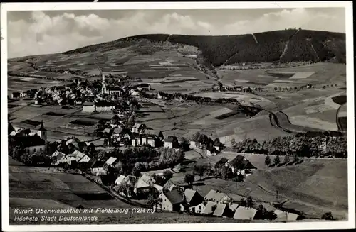 Ak Oberwiesenthal im Erzgebirge Sachsen, Panorama mit Fichtelberg