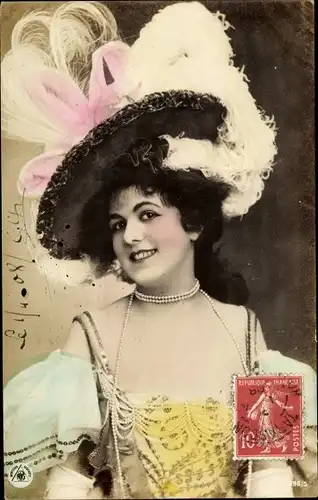 Ak junge Frau mit Hut, Portrait, Perlenkette, Kleid
