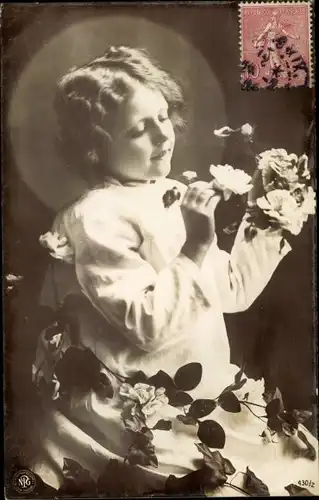 Ak Mädchen mit weißen Rosen, Portrait