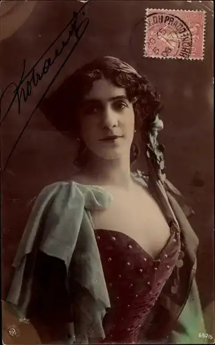 Ak junge Frau in Perlenkleid, Portrait