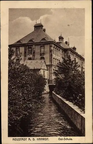 Ak Neustadt an der Weinstraße, Ostschule, Flusspartie